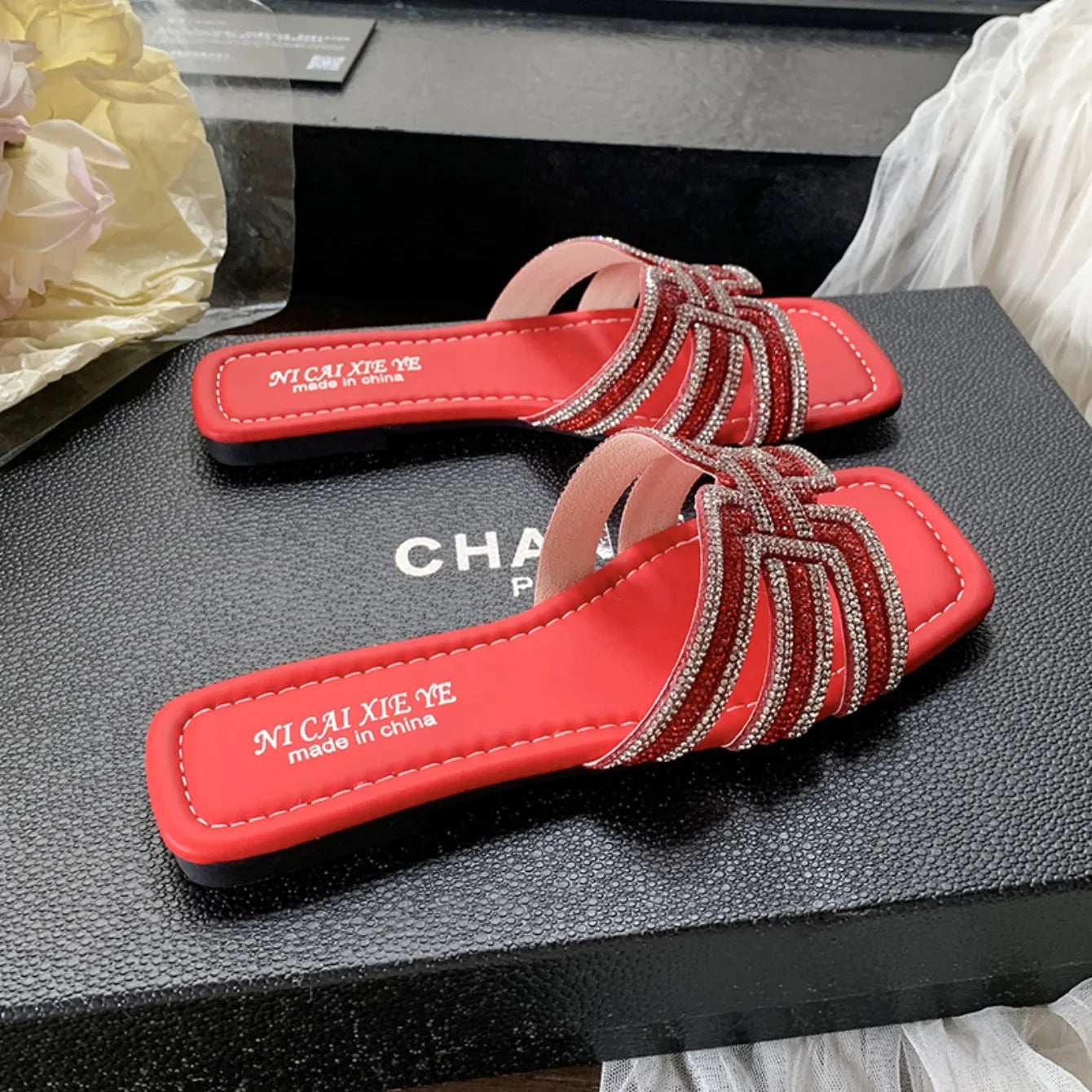 Women Rhinestone Slippers Summer Outdoor Slippers Fashion Non-Slip Beach Shoes Comfortable Flat Square Heel Sandals Slides Women