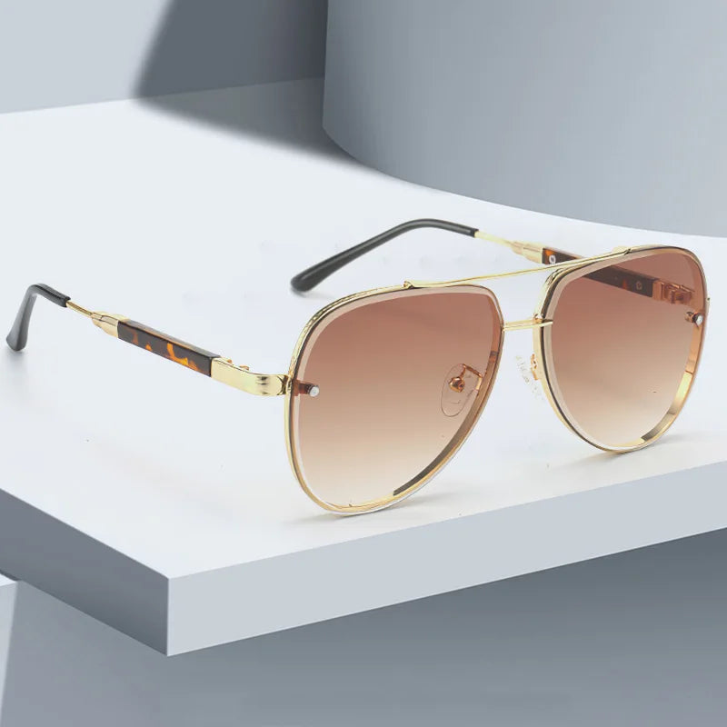 2025 New in Sunglasses for Women Fashionable Gradient Lenses Golden Borders Red Temple Glass Minimalist Design Exudes Modernity