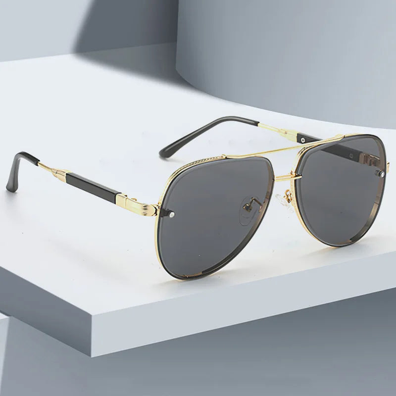 2025 New in Sunglasses for Women Fashionable Gradient Lenses Golden Borders Red Temple Glass Minimalist Design Exudes Modernity