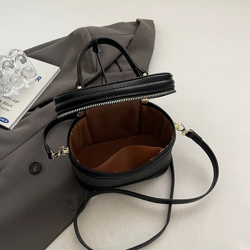 Fashionable texture small bag for women, unique and versatile, suitable for various occasions.