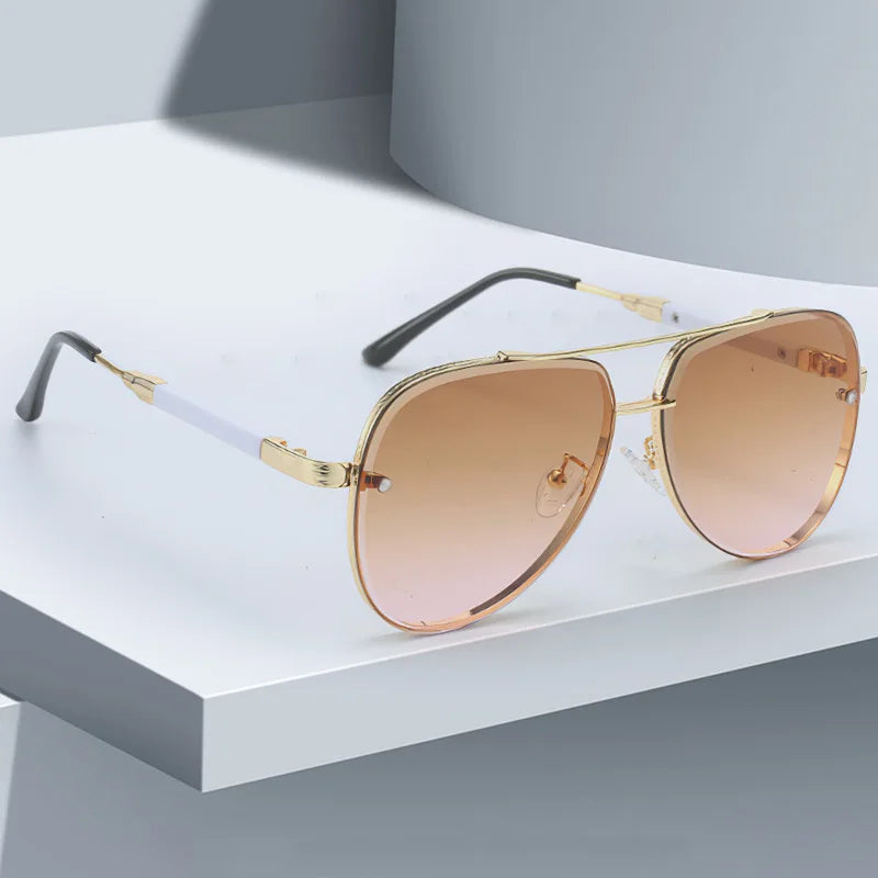 2025 New in Sunglasses for Women Fashionable Gradient Lenses Golden Borders Red Temple Glass Minimalist Design Exudes Modernity