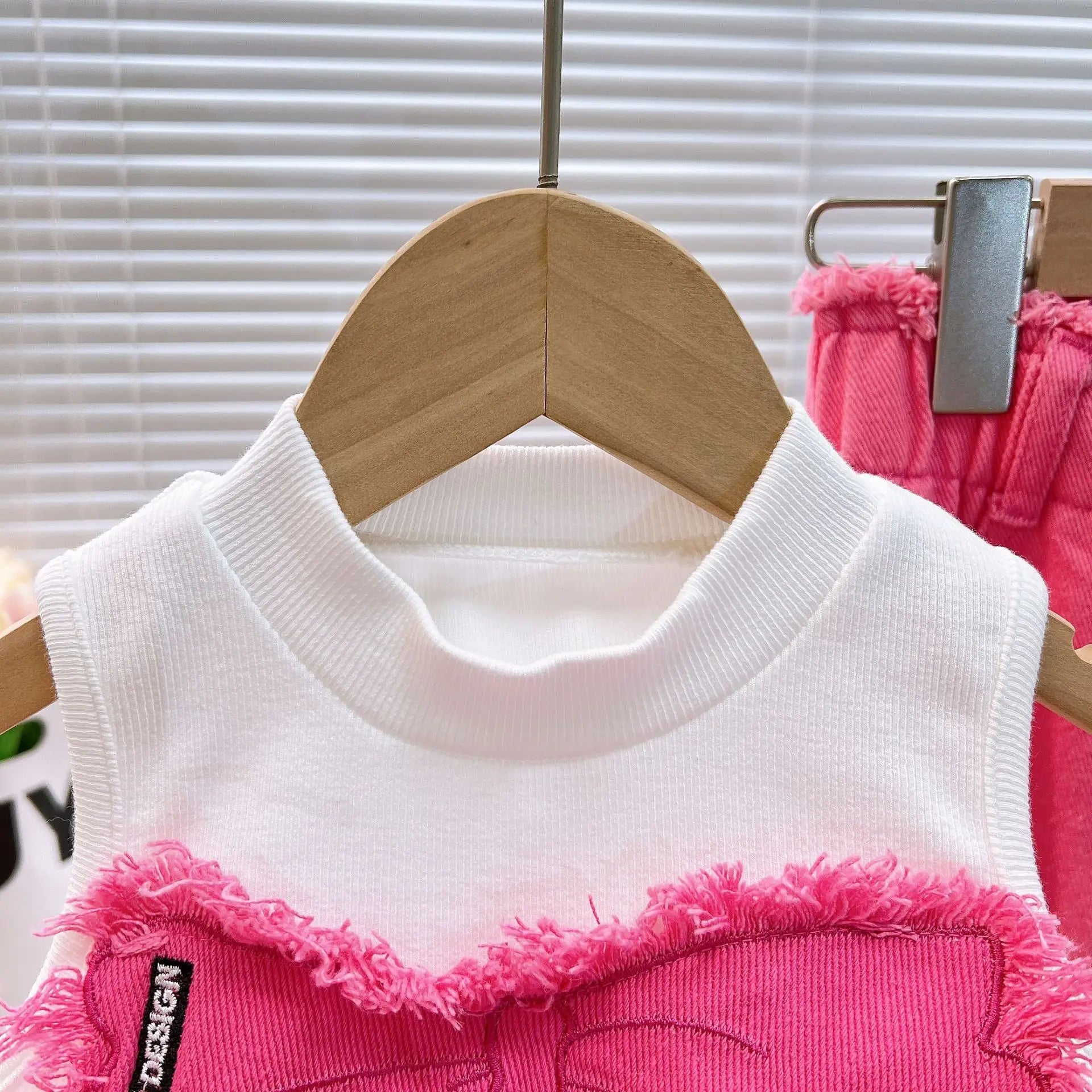 2025 Girls' Summer New Clothing Set Fashion Children's Sleeveless Top+ Ripped Jeans Two-piece Set Baby Clothes