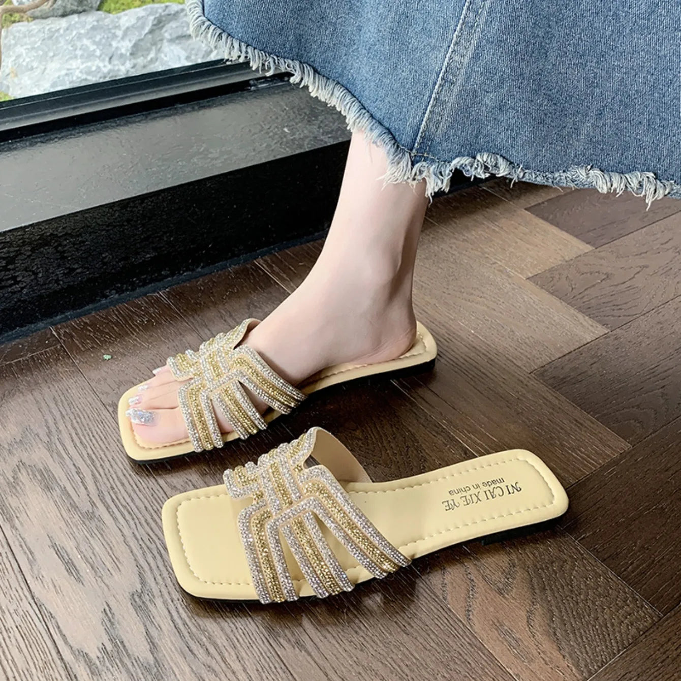 Women Rhinestone Slippers Summer Outdoor Slippers Fashion Non-Slip Beach Shoes Comfortable Flat Square Heel Sandals Slides Women