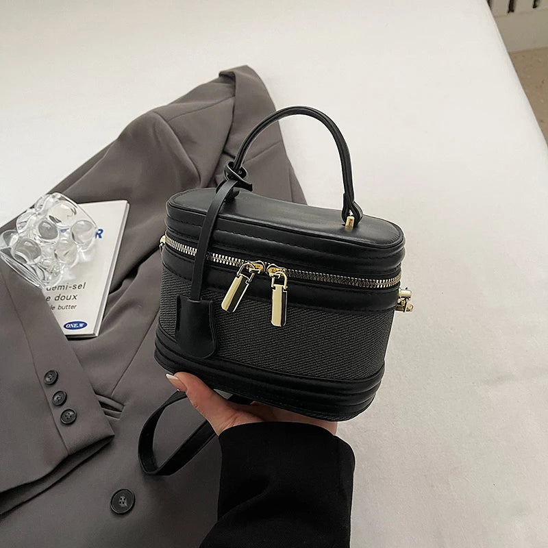 Fashionable texture small bag for women, unique and versatile, suitable for various occasions.